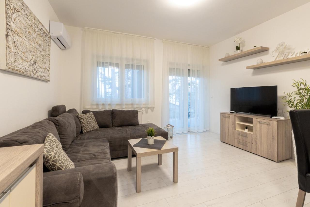 Leda Apartmanok By Bltn Сиофок Екстериор снимка